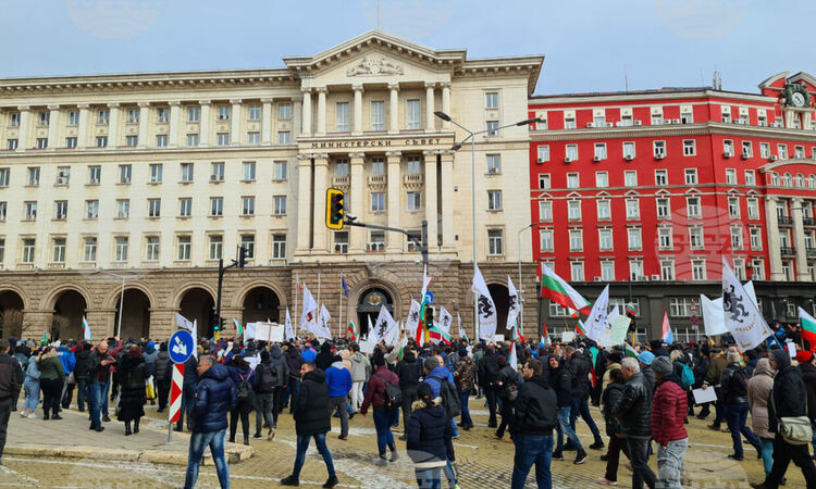 Протестът на "Възраждане" освирка Кирил Петков