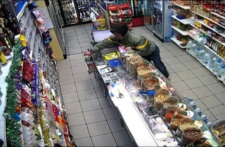 Спипаха пет непълнолетни момичета, задигали електронни цигари от магазин в Димитровград