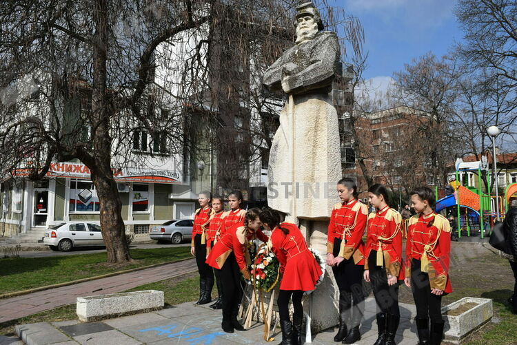 Паметникът на Руския войн в Кърджали остава без венци, без тържество за националния празник
