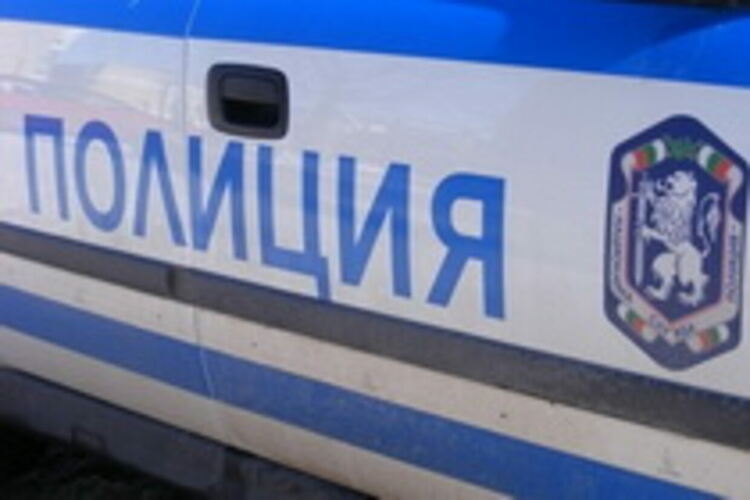 20-годишен счупи огледало на чужд автомобил, хванаха го 