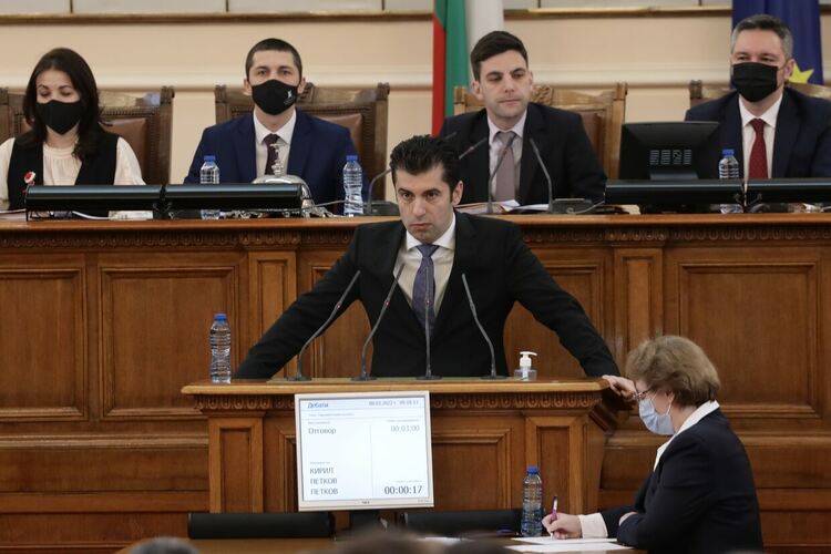 Купуваме зърно за година напред, заяви Кирил Петков
