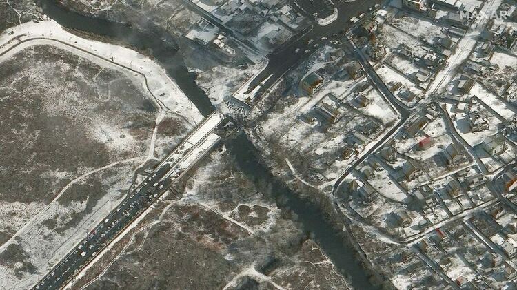 Сателитни снимки показват разрушения мост в Ирпин и превзетото летище Антонов