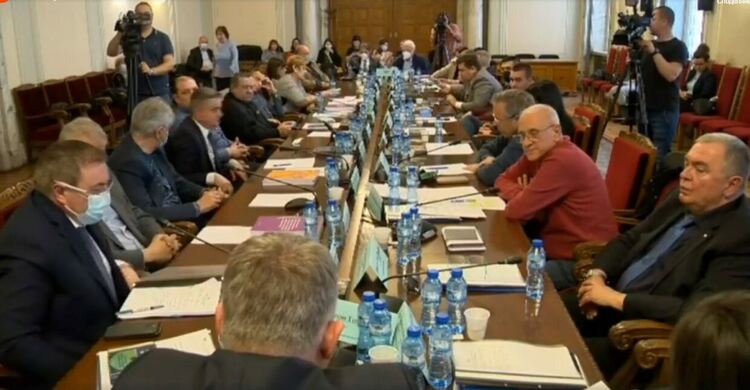 От 1 април носенето на маска ще бъде пожелателно