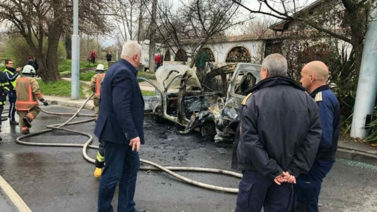 Кола се взриви и изгоря на Коматевския възел в Пловдив