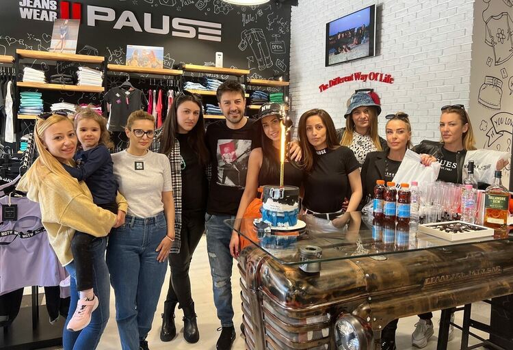 С томбола и още много изненади PAUSE JEANS & Negative в Хасково отбеляза 1-вия си рожден ден  