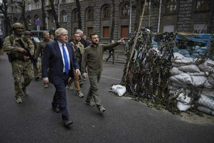 Джонсън и Зеленски се разходиха из Киев