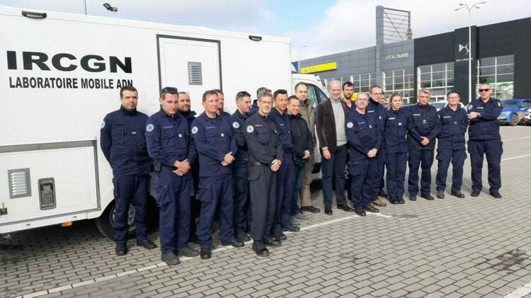 Отряд френски жандармеристи пристигна в Украйна да разследва военни престъпления