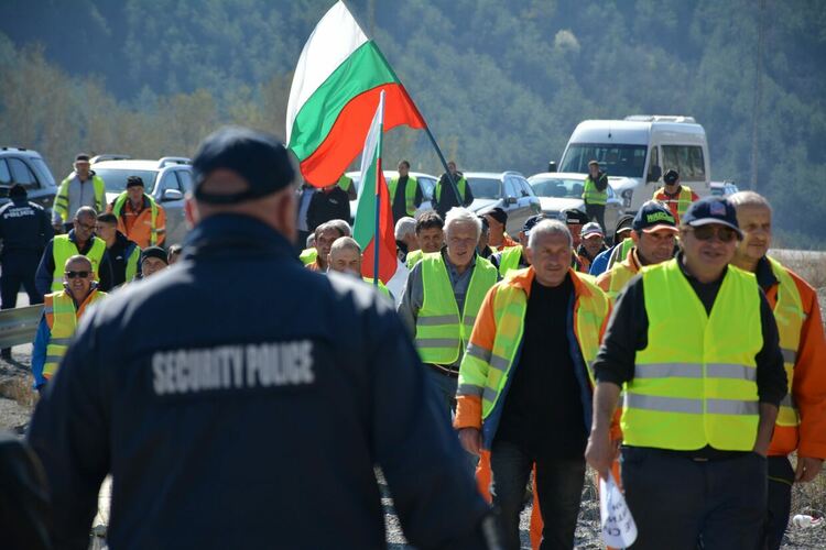 Протестът на пътните строители - блокади на 25 места в страната