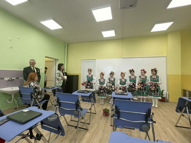 Лазарки поздравиха гостите на "Златаров", дошли за откриването на STEM центъра