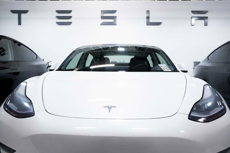 Tesla изтегля 130 000 коли в САЩ 