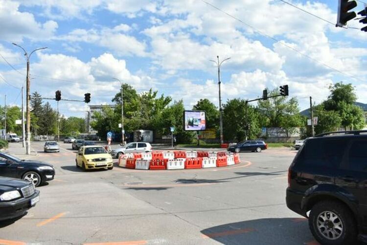 На кръстовището на улиците „Св.Св. Кирил и Методий“, „Г.С.Раковски“ и „Батак „вече е въведена временна организация на движението, чрез кръстовище с кръгово движение