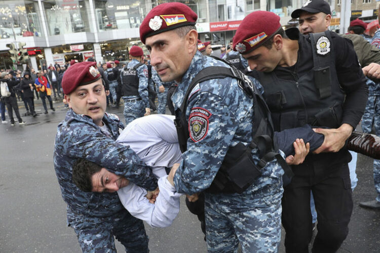 Близо 300 задържани на протест в Армения