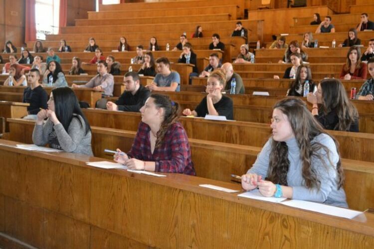 В „Право“ ще се влиза само с оценките от матурите