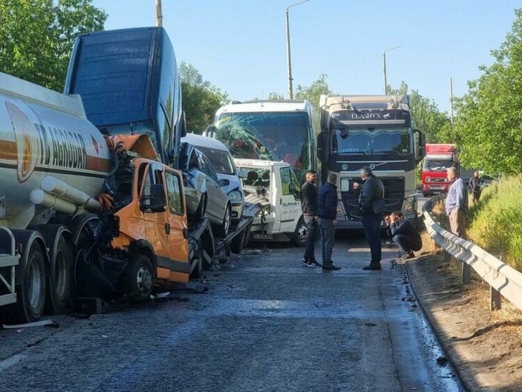 Две тежки катастрофи с автовоз, цистерна и автобус блокират Дунав мост