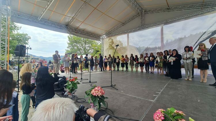В цялата област празнуват 24 май с пищни тържества, наградиха просветните си дейци/ ГАЛЕРИЯ/