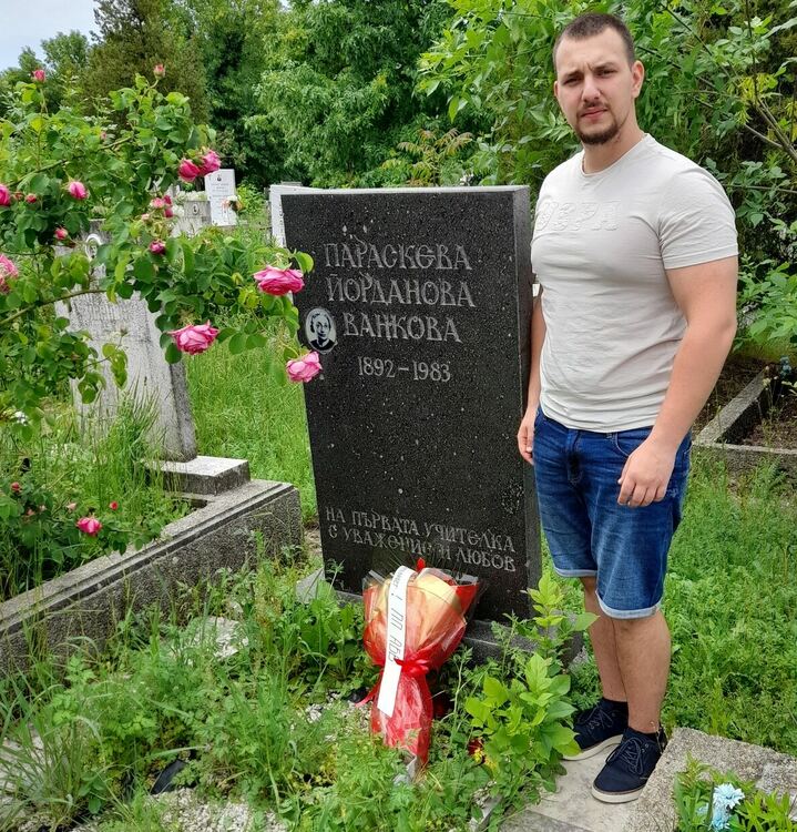 Признателност с цветя за първата учителка в Кърджали от ПП АБВ 