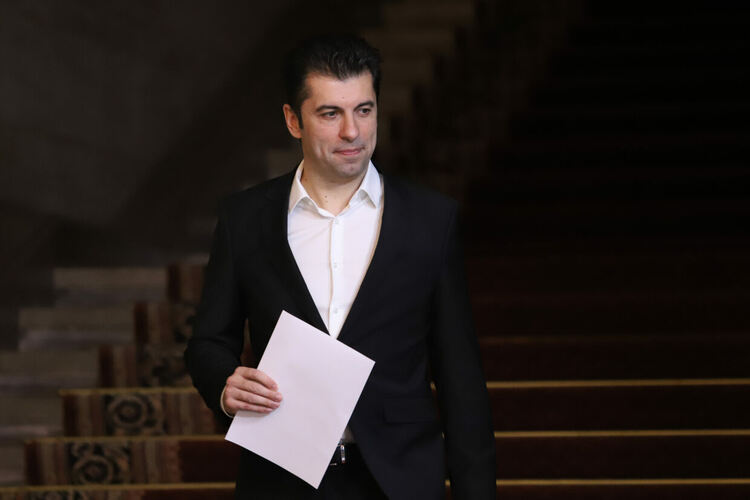 Кирил Петков очаква ЕС да забрани вноса на петрол от Русия, но с изключения