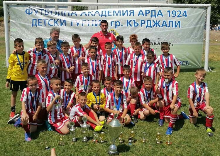 Младите футболисти на Хасково спечелиха купа от турнир в Пловдив