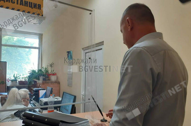 Внесоха подписката за околовръстния път в деловодството на Областна администрация в Кърджали