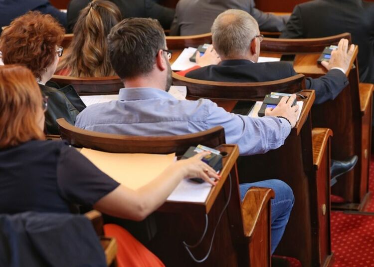 Депутатите вдигнаха новия държавен дълг и заплатите в МВР, образованието, НС