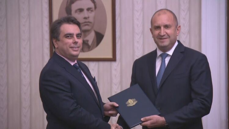 Президентът връчи мандат за правителство на ПП (на живо)
