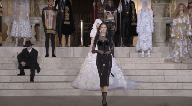 Българският топмодел Милица Борисова дефилира за Dolce&Gabbana