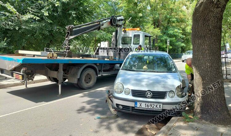 Водачка на Фолксваген се заби в дърво до училище „Васил Левски“