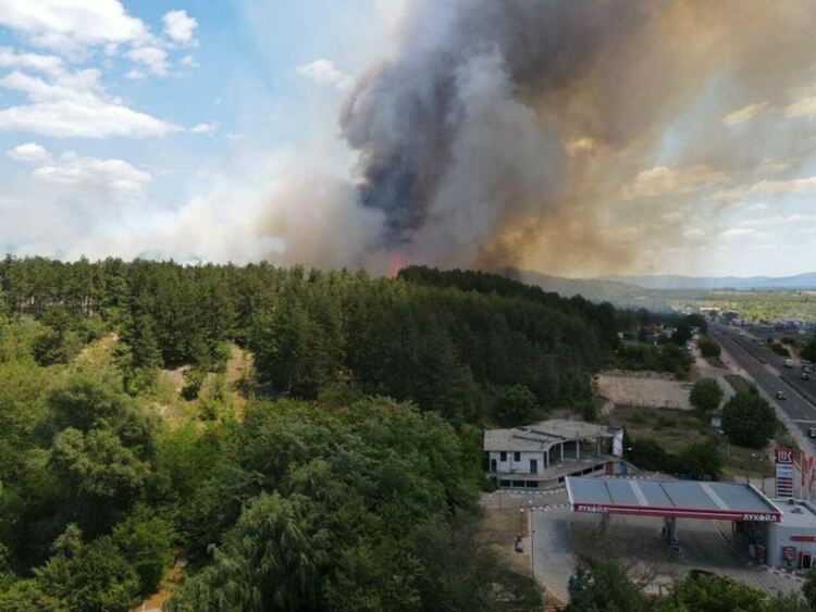 Голям пожар пламна в близост до бензиностанция в Казанлък
