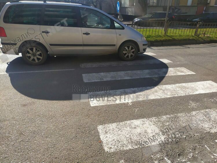 Премазаха стъпалото на пешеходка в Кърджали