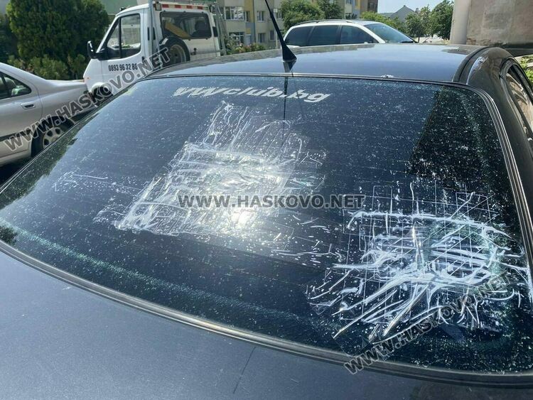 Мъж потроши с лопата стъклата на служебния си автомобил