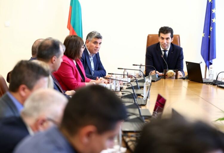 Министерството на енергетиката предлага сключване на договор за седем кораба с втечнен газ
