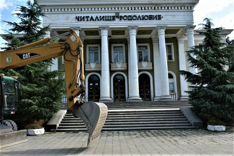 Кметът на Асеновград даде старт на ремонта на НЧ "Родолюбие"