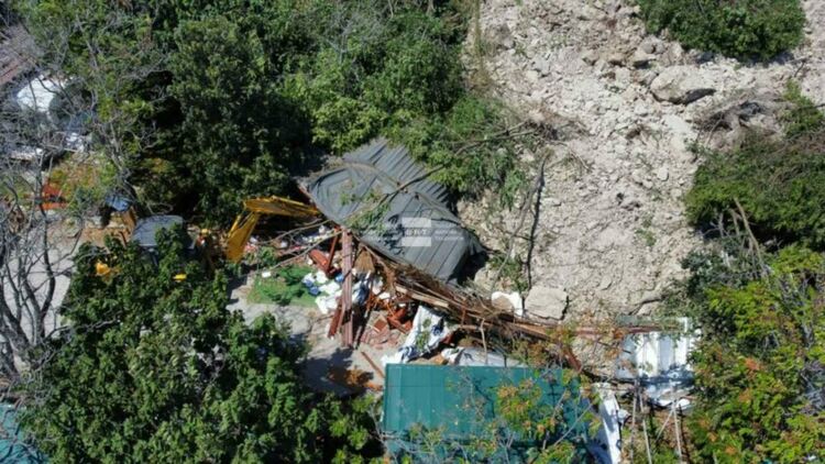 Свлачище до заведение в Албена затисна двама и кола
