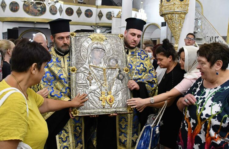 Пловдивският митрополит донесе  иконата на Света Богородица "Златна ябълка" за миряните в Хасково