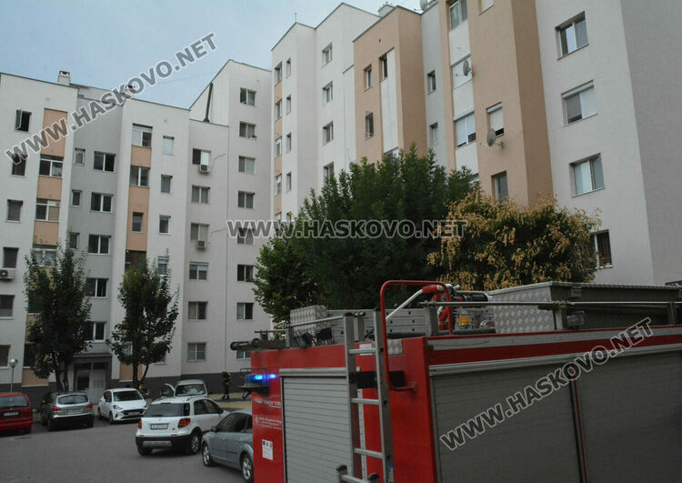 Смрад от апартамент вдигна на крак пожарна и полиция
