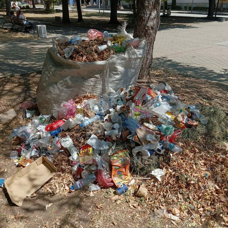   Парковете в Кърджали също тънат в боклуци, изхвърлени от недобросъвестни кърджалийци