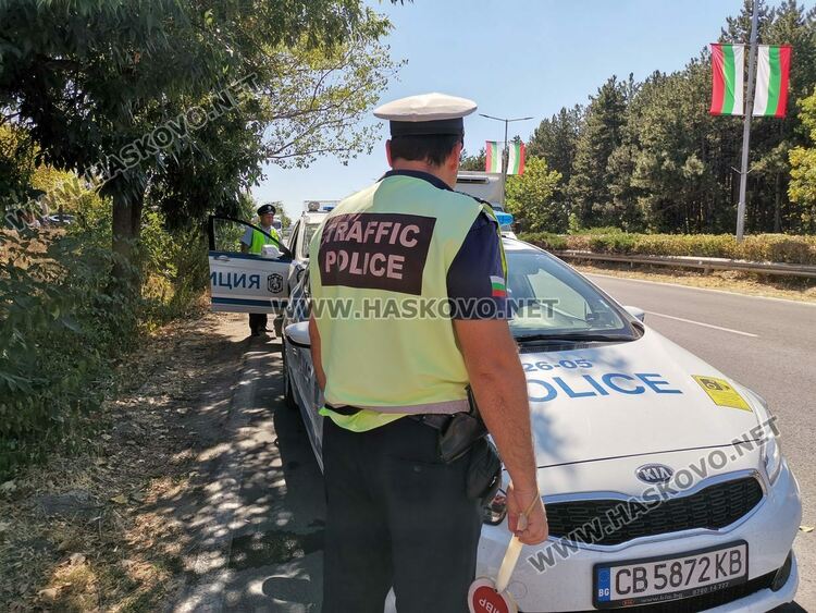 Хванаха незаконно такси, задържаха дрогиран водач и младеж с наркотици