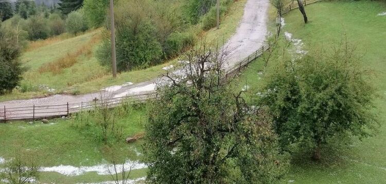 Реките вдигнаха нивата си. Паднали камъни по пътищата след пороя в цялата Смолянска област