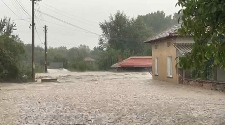 Река Стряма скъса дига, село е под вода