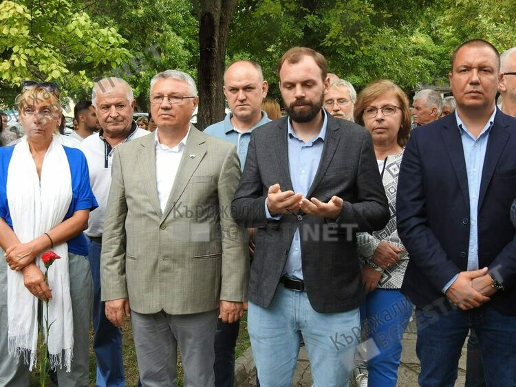 "Демократична България" почете паметта на дисидента Нури Адалъ в Момчилград