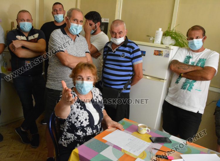 Шофьори на линейки от Хасковско на протест за по-високи заплати