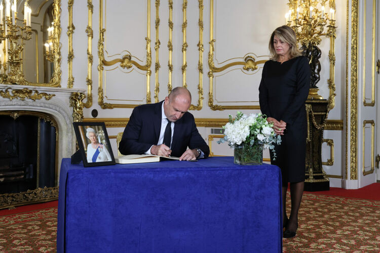 Президентът Румен Радев в Лондон: Кралица Елизабет Втора остави спомен за мъдрост и доброжелателност  