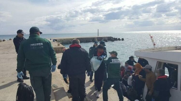 Граничари спасиха 38 души при сложна операция в Черно море