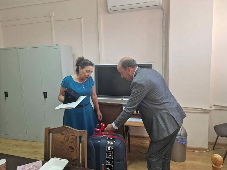 Наградиха дългогодишен директор на детска градина в Асеновград 
