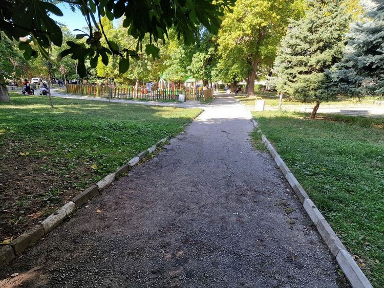 Реновират парка до ул. "Цар Освободител" в Асеновград 