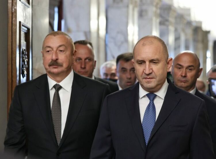 Радев разговаря на „четири очи“ с президента на Азербайджан Илхам Алиев