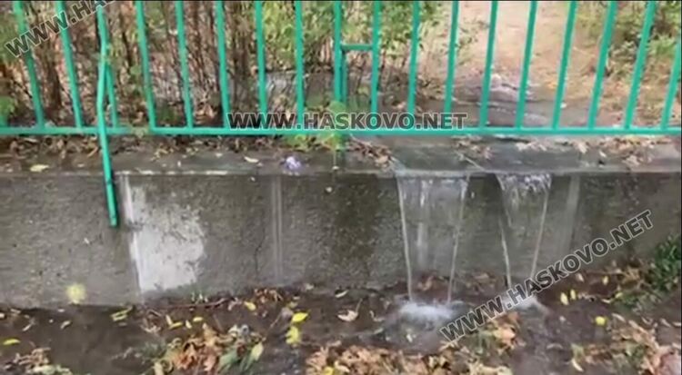 Вода бликна от двора на училище „Любен Каравелов“