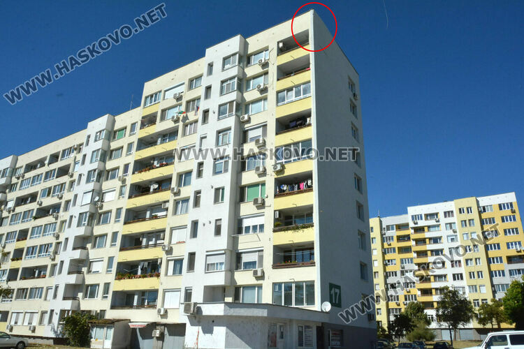 Вятърът откърти изолация на саниран блок в „Орфей“