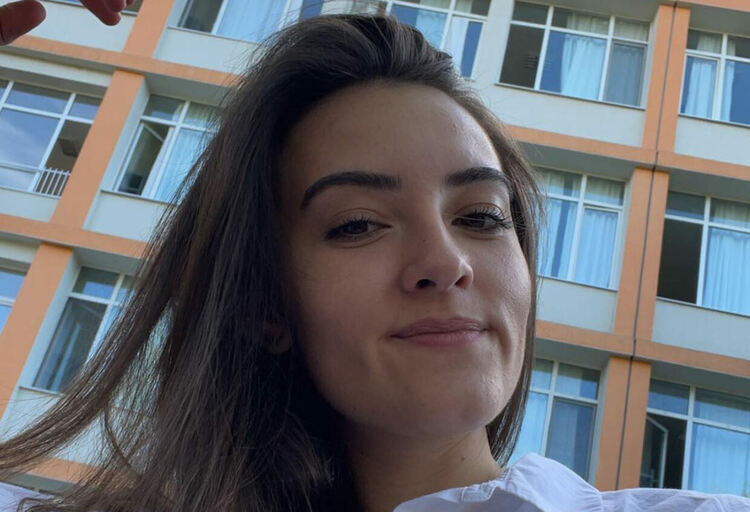 Дванадесетокласничката от „Паисий”Айсу организира дарителска акция в помощ на болната си съседка Габи