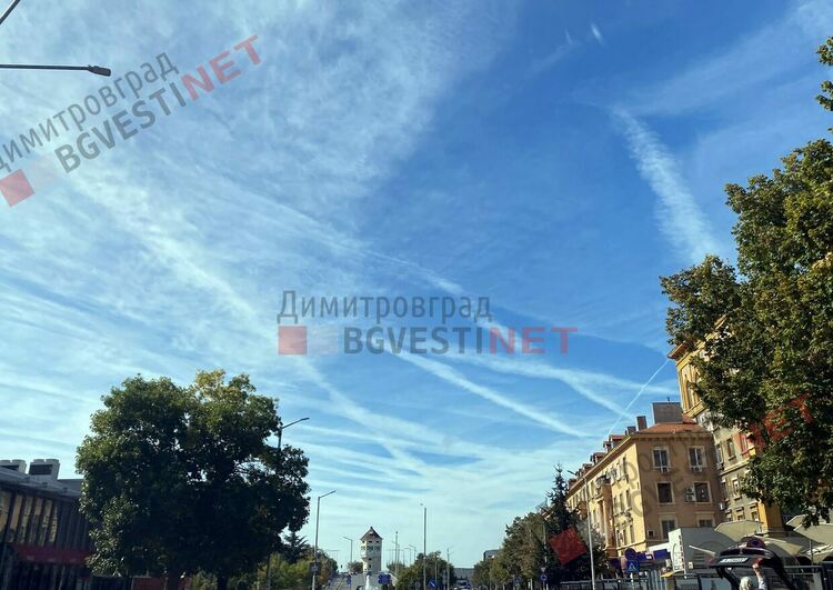 "С какво ни пръскат от въздуха, какви са тези следи от самолети?" се питат димитровградчани днес
